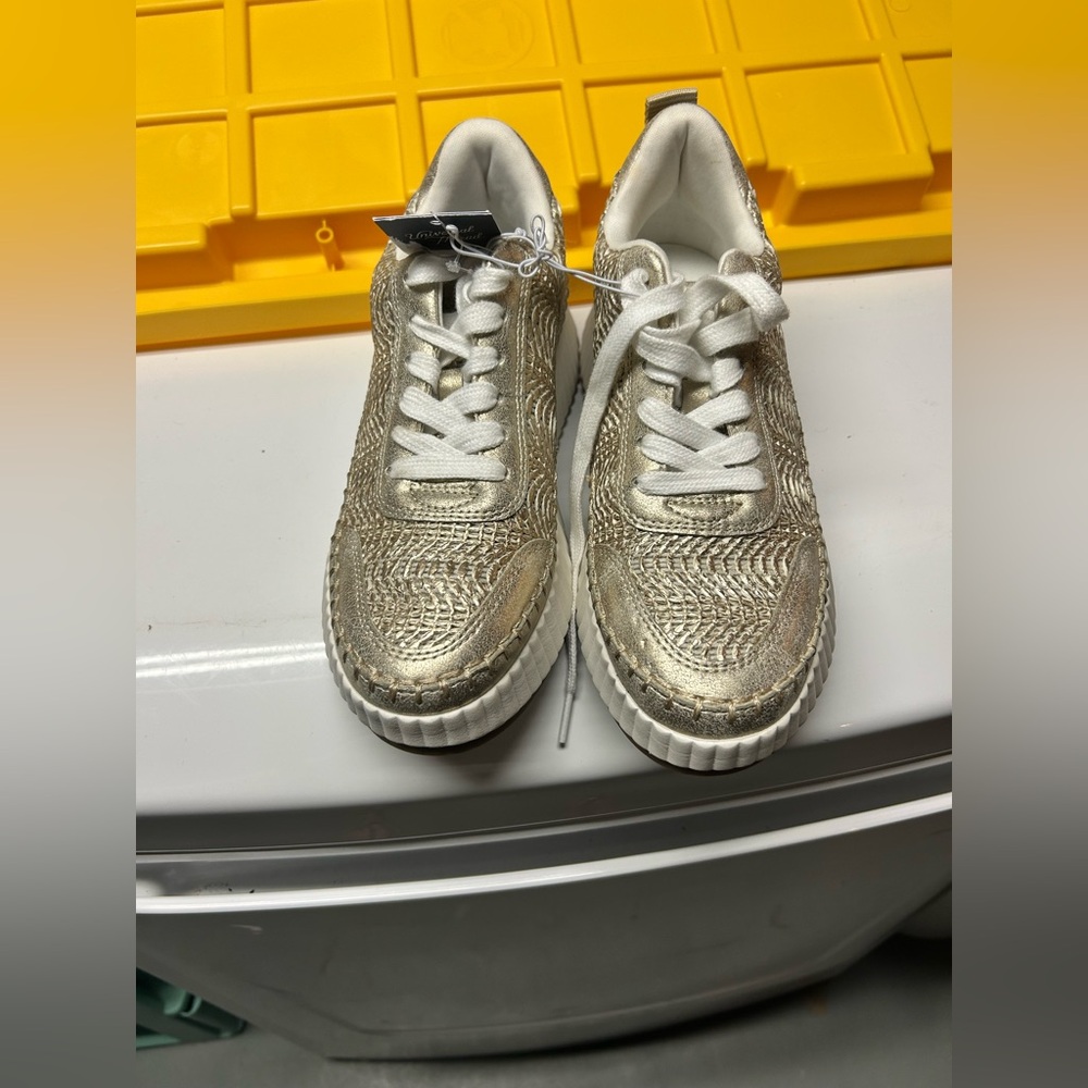 NWT Universal Threads Gold/Persephone Sneakers- Women’s Size 6.5